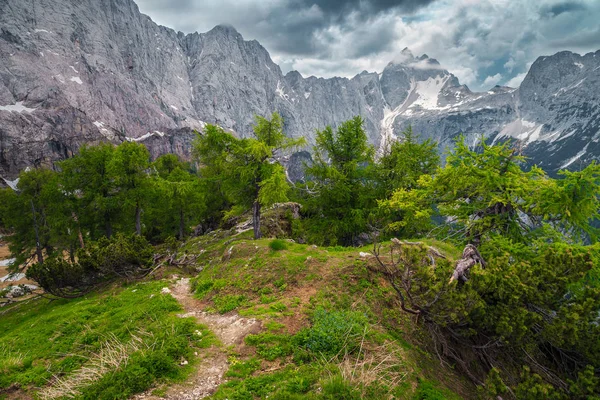 Prachtig berglandschap met wandelpad in de Juliaanse Alpen, Slovenië — Stockfoto