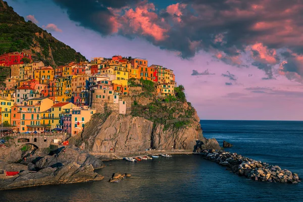 Lindo resort turístico Manarola ao pôr do sol, Cinque Terre, Ligúria, Itália — Fotografia de Stock
