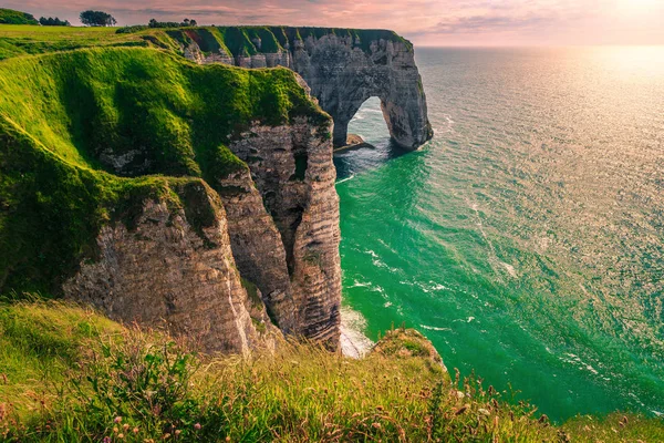 Localização de viagem soberba com arco de rocha natural, Etretat, Normandia, França — Fotografia de Stock