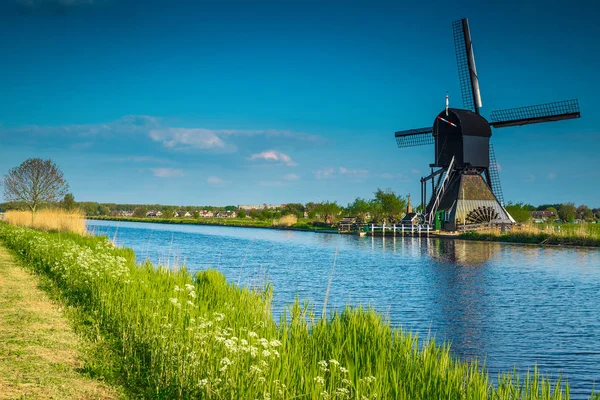 Oude houten windmolen aan de kust in Kinderdijk museum, Nederland — Stockfoto