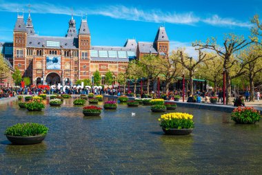 Amsterdam 'daki Rijksmuseum' da gölet ve çiçek desenli, Hollanda, Avrupa 