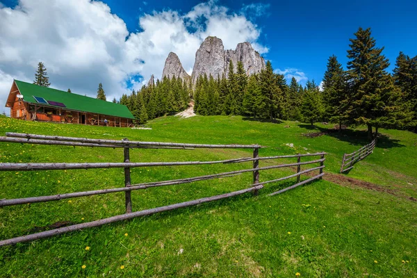 罗马尼亚Idyllic summer landscape with high rocks and wooden shelter — 图库照片