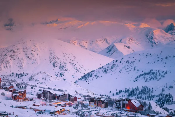 Winterskigebied bij zonsondergang in de Franse Alpen, Europa — Stockfoto