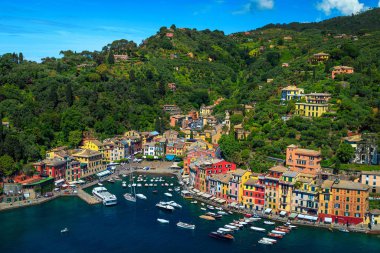 Renkli binaları ve fantastik limanı olan harika Portofino Panoraması, İtalya
