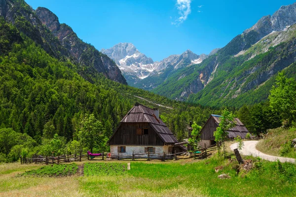 Paisagem alpina deslumbrante com casas rurais no vale de Soca, Eslovênia — Fotografia de Stock