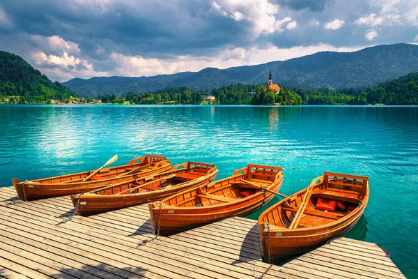 Traditionele houten roeiboten verankerd aan het meer Bled, Slovenië — Stockfoto