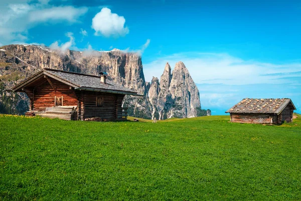 Alpe di Siusi resort turístico com campos verdes, Dolomites, Itália — Fotografia de Stock