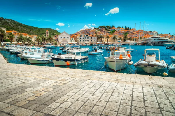 Impresionante paseo marítimo y puerto con yates de lujo, barcos, Hvar, Croacia — Foto de Stock