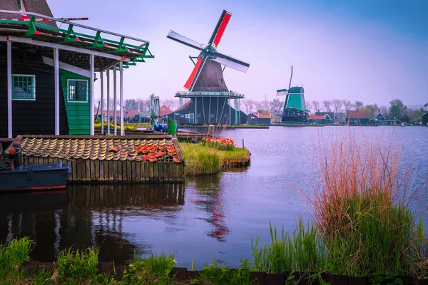 Viejos molinos de viento holandés en Zaanse Schans pueblo museo, Zaandam, Países Bajos — Foto de Stock