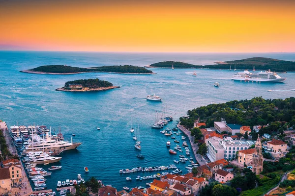 Wunderschöne mittelalterliche Stadt Hvar mit fantastischem Hafen bei Sonnenuntergang, Kroatien — Stockfoto