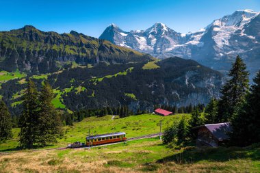 Elektrikli turist treni ve karlı Jungfrau dağları, Bernese Oberland, İsviçre