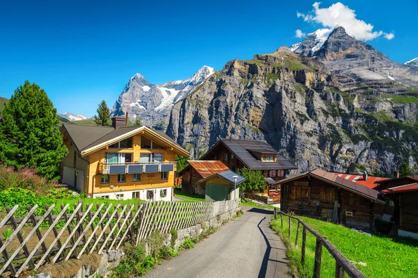 Lojas de madeira e jardins floridos em Murren mountain resort, Suíça — Fotografia de Stock