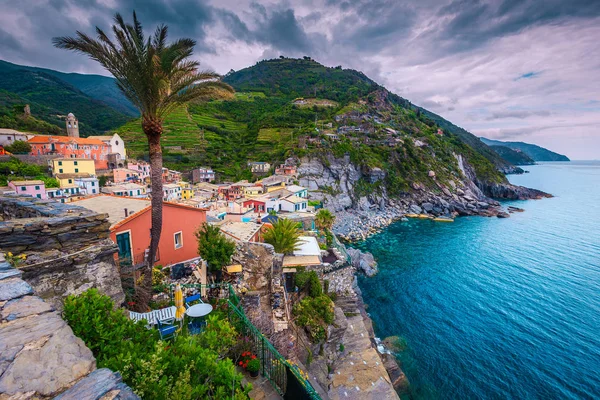 Beundransvärd utsikt över Vernazza by med klippig kust, Cinque Terre, Italien — Stockfoto