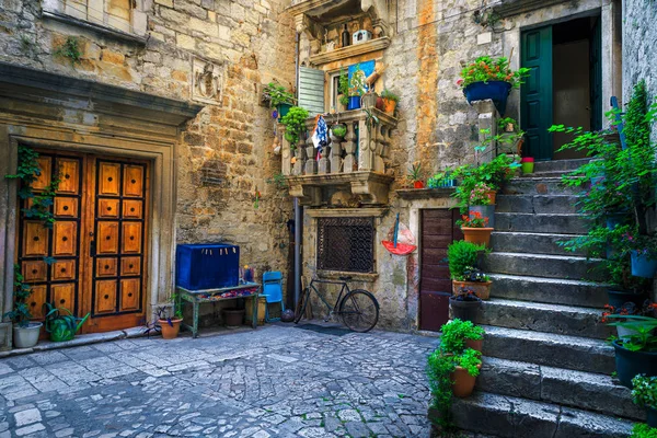 Vistas rústicas a la calle con casas de piedra en Trogir, Dalmacia, Croacia —  Fotos de Stock
