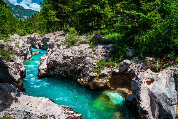 Smaragdová barva Řeka Soca s velkolepým skalním kaňonem, Bovec, Slovinsko — Stock fotografie