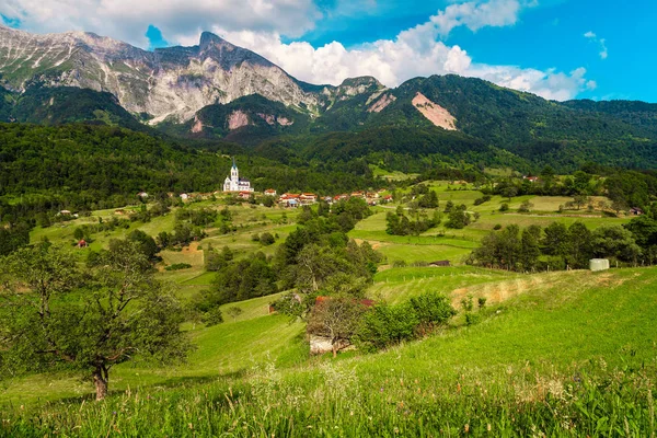 Gyönyörű nyári alpesi táj és Dreznica falu hegyek, Szlovénia — Stock Fotó