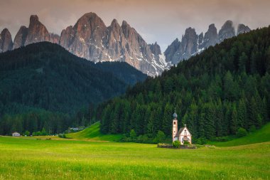 Santa Maddalena dağ köyündeki güzel St. Johann Kilisesi, İtalya