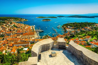 Akdeniz limanı ve tekneleri olan harika Hvar tatil beldesi, Hırvatistan