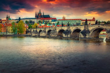 Günbatımında Charles Köprüsü, Prag, Çek Cumhuriyeti 