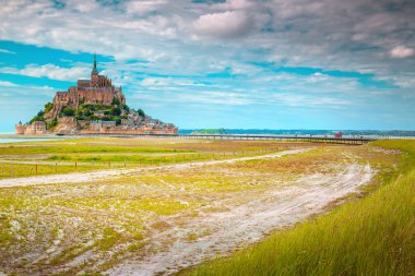 Fransa 'nın Normandiya kentindeki ünlü Mont Saint Michel gelgit adası.