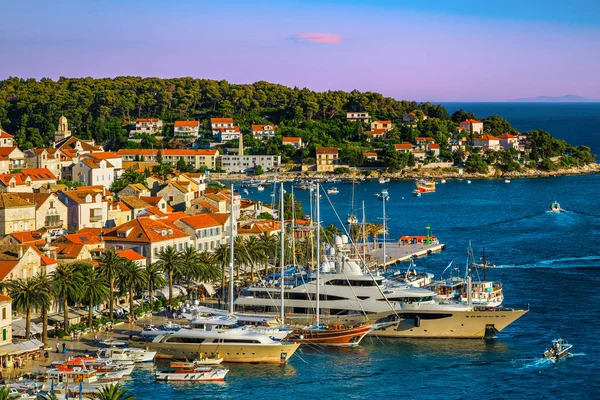 Hvar resort view mit Luxus-Hafen vom Hügel, Kroatien — Stockfoto