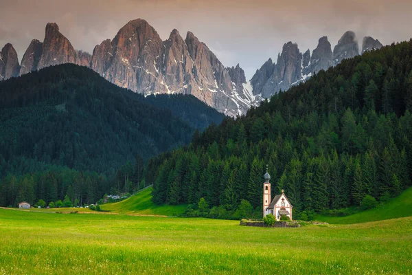 Hermosa iglesia de San Juan en Santa Maddalena pueblo de montaña, Italia —  Fotos de Stock