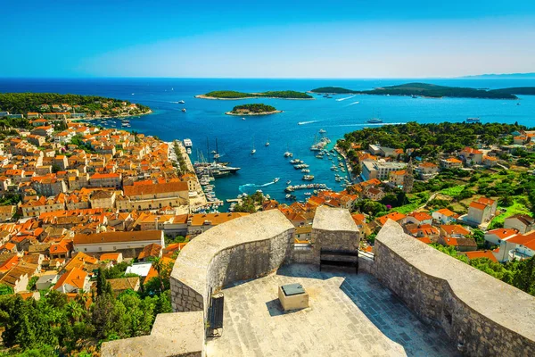 Paisaje urbano maravilloso resort Hvar con puerto mediterráneo y barcos, Croacia —  Fotos de Stock
