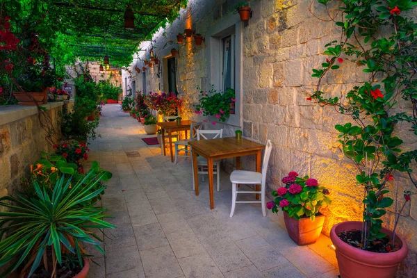 Harmoniosa calle estrecha y café de la calle decorado con flores — Foto de Stock