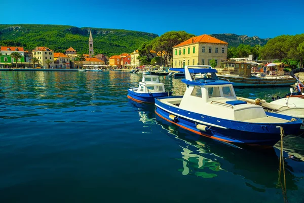 Hermoso paisaje urbano y puerto con barcos, Jelsa, isla de Hvar, Croacia — Foto de Stock