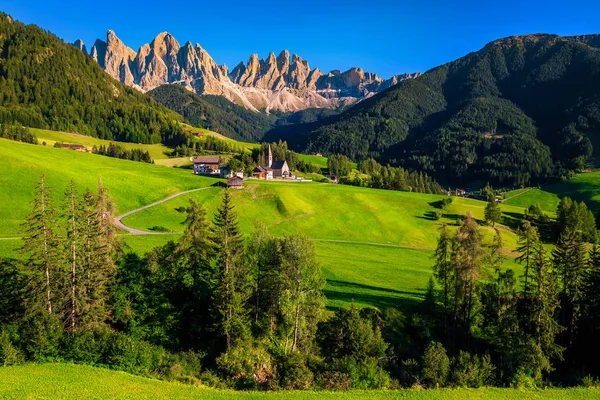 Letní alpská krajina s horskou vesnicí Santa Maddalena, Dolomity, Itálie — Stock fotografie