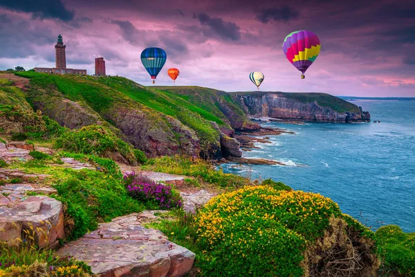 Belle côte rocheuse et fleurie avec phare, Cap Frehel, France — Photo