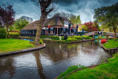 Hollanda 'nın Giethoorn köyündeki sokak kafesi ve restoranı.