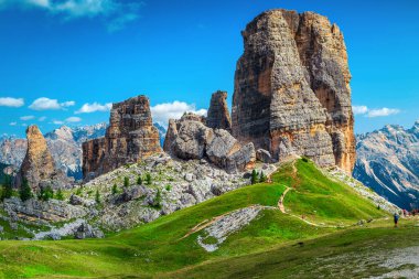 İtalya, Dolomitler 'de yürüyüş yolları olan çarpıcı bir dağ manzarası.