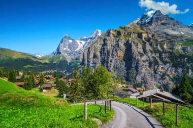 Arka planda yüksek karlı dağları olan Murren Dağı Oteli, İsviçre