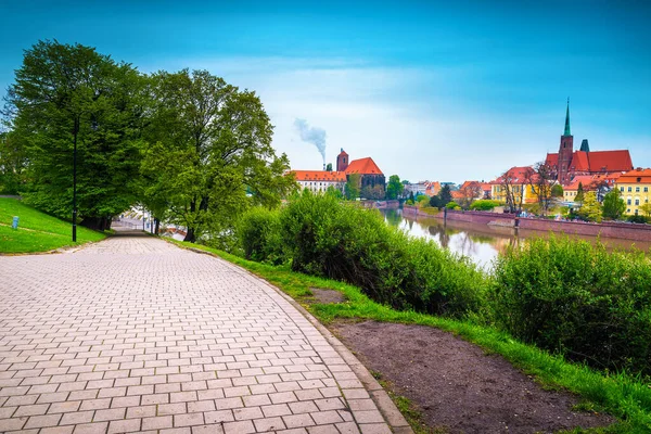 Wroclaw cityscape panorama with promenade on the waterfront, Poland — Stock Photo, Image