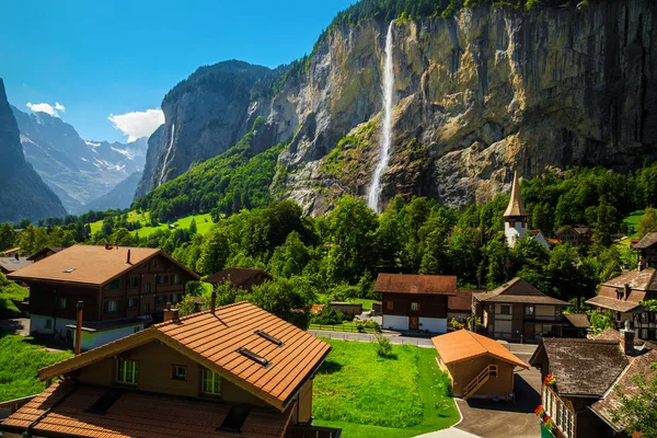 Pueblo resort de montaña con cascadas y casas tradicionales, Lauterbrunnen, Suiza — Foto de Stock