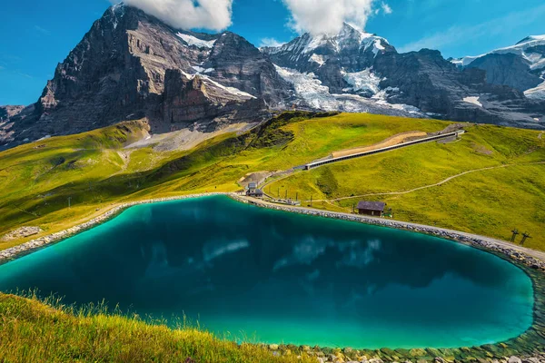Lago alpino y altas montañas con glaciares, Bernese Oberland, Suiza — Foto de Stock