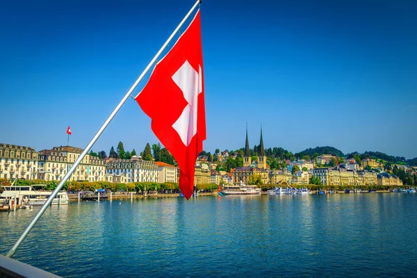 Beundransvärd stadsbild med byggnader och floden Reuss, Luzern, Schweiz — Stockfoto