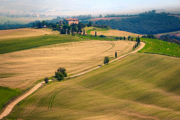 Туманное Культурное Место Кривой Сельской Дорогой Загородный Ландшафт Тосканы Италия — стоковое фото