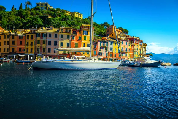壮大な小さな港とかわいい地中海のリゾート ポルトフィーノ リグーリア州 イタリア ヨーロッパに係留豪華ヨットや帆船 — ストック写真