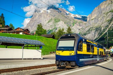 Dağ tren istasyonu mavi ve sarı renkli modern turist treni, Grindelwald, Bernese Oberland, İsviçre, Avrupa