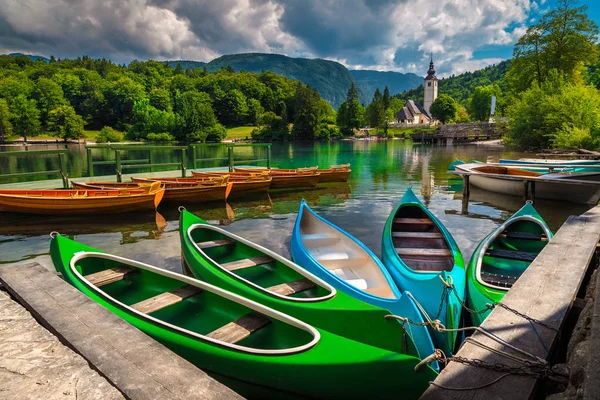 Bunte Kanus Kajaks Und Holzboote Ankern Auf Dem See Freizeit — Stockfoto