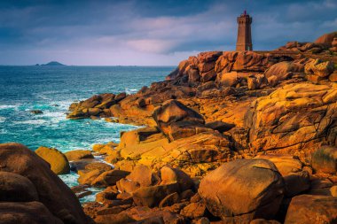 Yüksek granit kayaları ve şirin deniz feneri olan sihirli bir yer. Atlantik Okyanusu kıyıları, gün batımında nefes kesen yerler, Perros Guirec, Ploumanach, Brittany, Fransa, Avrupa