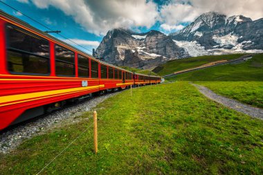 Dağ çarkıfeleği demiryolu ve popüler elektrikli kırmızı turist treni. Takdire şayan buzulları ve kızıl yolcu treniyle Jungfrau Dağı, Grindelwald, Bernese Oberland, İsviçre, Avrupa