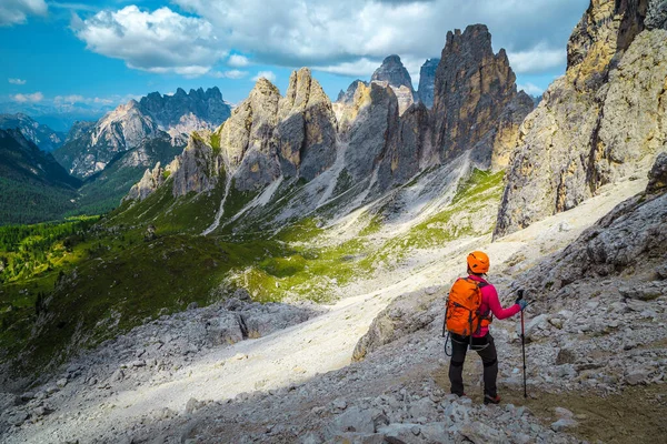 岩の道 ドロミテ イタリア ヨーロッパの景色を楽しむカラフルなバックパックと山の機器を持つスポーティ健康的なアクティブな女性ハイカー — ストック写真