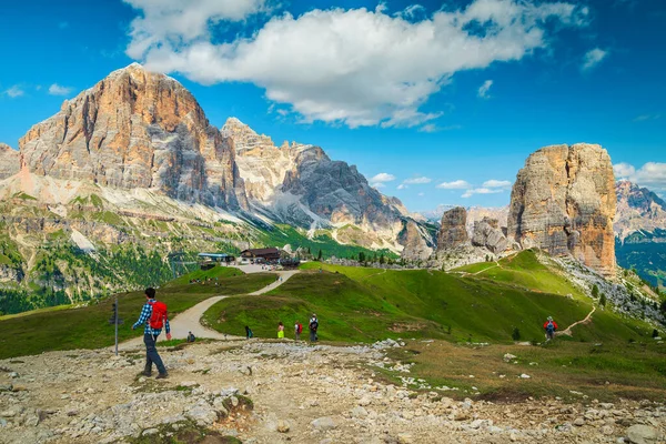 活跃的背包客徒步旅行在白云石的山路上 意大利 意大利 多洛美斯 托里岩层附近的远足小径上行走着背着背包的矮小游客 — 图库照片