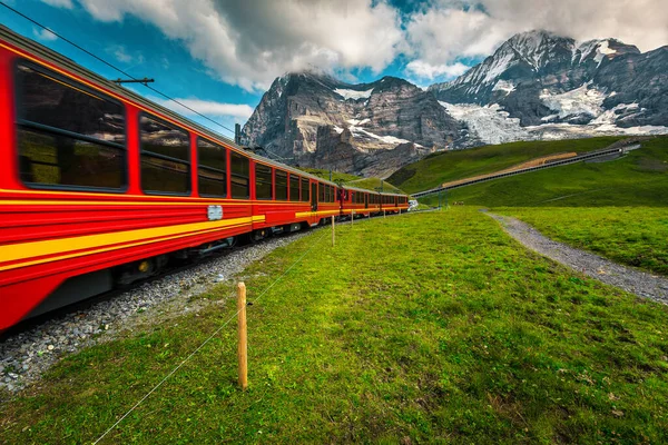 Bergtandradbaan Met Populaire Elektrische Rode Toeristische Trein Jungfrauberg Met Bewonderenswaardige Stockfoto