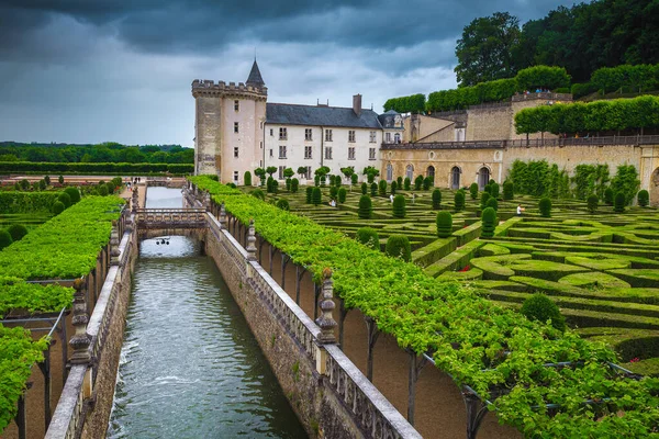 美しい装飾庭園と壮大な豪華なVillandry城 緑の装飾茂み ロワール渓谷 フランス ヨーロッパと秩序ある装飾庭園 — ストック写真