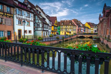 Rıhtımda sıralı renkli evler, çiçekli gezinti güvertesi, Colmar şehir merkezi, Alsace bölgesi, Fransa, Avrupa