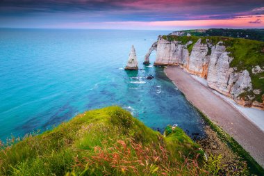 Renkli günbatımı ışıkları, Etretat, Normandiya, Fransa ve Avrupa ile muhteşem Atlantik kıyıları